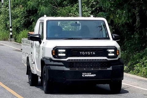 Toyota Hilux Champ có thể là bom tấn khi ra mắt Đông Nam Á tuần sau: Nhiều kiểu dáng, giá rẻ- Ảnh 1. Toyota Hilux Champ quay video quảng cáo công khai tại Thái Lan nên tên gọi xe đã được xác nhận - Ảnh: Headlightmag