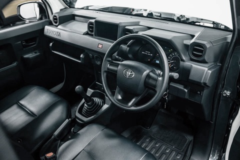 Toyota Hilux Champ có thể là bom tấn khi ra mắt Đông Nam Á tuần sau: Nhiều kiểu dáng, giá rẻ- Ảnh 3. Nội thất tham khảo cho Toyota Hilux Champ - Ảnh: Headlightmag