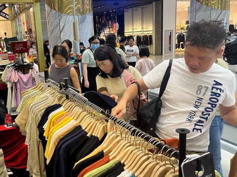 Nhân dịp Black Friday nhiều của hàng giảm giá mạnh thu hút khách hàng doanh thu tăng mạnh - Ảnh: N.BÌNH