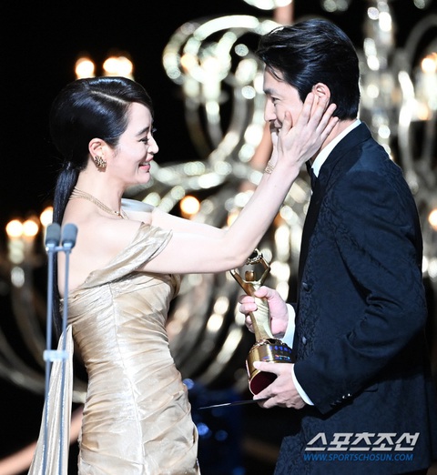 Lee Byung Hun tiết lộ tên con sắp sinh để ăn mừng nhận giải Rồng Xanh- Ảnh 6. Kim Hyo Soo được trao cúp Biểu tượng Rồng Xanh sau 30 năm gắn bó với vai trò dẫn dắt lễ trao giải. Nữ diễn viên được người bạn thân thiết Jung Woo Sung (phải) trao cúp