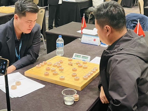 Thua ván phụ, Lại Lý Huynh giành HCB cờ tướng thế giới- Ảnh 1. Lại Lý Huynh (trái) giành HCB thế giới - Ảnh: JADE LONG