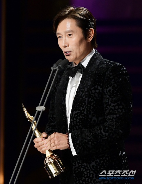 Lee Byung Hun tiết lộ tên con sắp sinh để ăn mừng nhận giải Rồng Xanh- Ảnh 1. Lee Byung Hun chia sẻ khi nhận giải Ảnh đế tại Rồng Xanh lần thứ 44