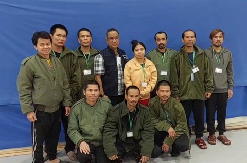 Quan chức Thái Lan chụp hình cùng 10 con tin Thái Lan vừa được Hamas thả hôm 24-11 - Ảnh: BANGKOK POST Quan chức Thái Lan chụp hình cùng 10 con tin Thái Lan vừa được Hamas thả hôm 24-11 - Ảnh: BANGKOK POST