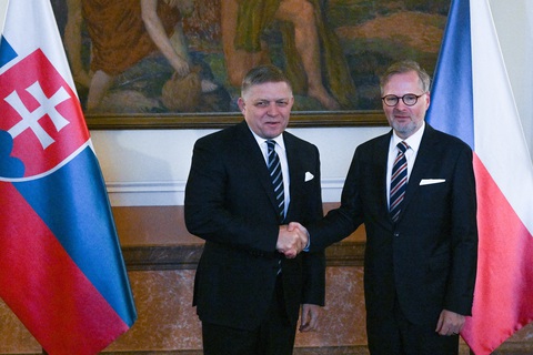 Thủ tướng Slovakia Robert Fico (trái) bắt tay người đồng cấp Cộng hòa Czech Petr Fiala - Ảnh: AFP Thủ tướng Slovakia Robert Fico (trái) bắt tay người đồng cấp Cộng hòa Czech Petr Fiala trong cuộc hội đàm hôm 24-11 - Ảnh: AFP