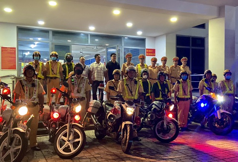 Chửi thề, bỏ xe đi về khi bị yêu cầu thổi nồng độ cồn- Ảnh 1. Lực lượng cảnh sát giao thông ra quân kiểm tra nồng độ cồn - Ảnh: KHẮC HIẾU