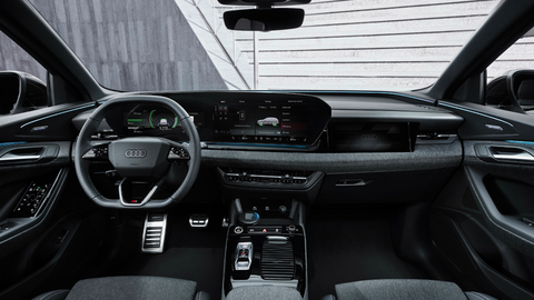 Audi sẽ mang về Việt Nam nhiều xe mới, đúng thời điểm hưởng lợi thuế nhập khẩu- Ảnh 5. Nội thất Q6 e-tron có 3 màn hình lớn hiện đại - Ảnh: Audi