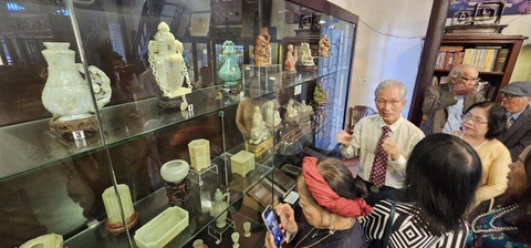 Nghe cổ ngọc kể chuyện ngày xưa- Ảnh 4. Nhà nghiên cứu Trần Đình Sơn trong triển lãm