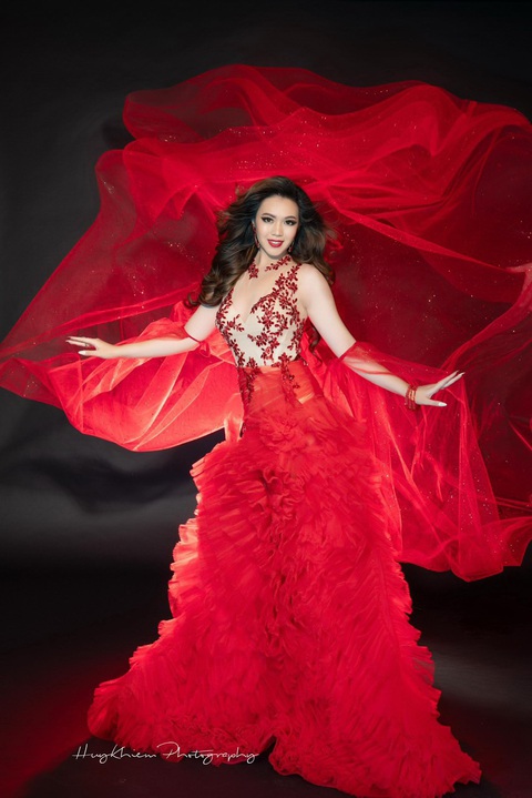 Sandy Nguyễn Hà Vy: Tuổi 20 chiến thắng bản thân- Ảnh 1. Bạn Sandy Nguyễn Hà Vy hạnh phúc khi được mang trong mình dòng máu Việt - Ảnh: HUNG KHIEM