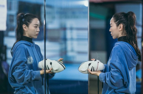 Shin Hye Sun thành cô giáo số 1, đấu tranh vì bạo lực học đường trong phim mới- Ảnh 1. Shin Hye Sun mang mặt nạ mèo để ra tay bảo vệ học sinh của mình - Ảnh: Soompi