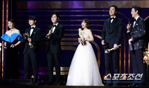 Lee Byung Hun tiết lộ tên con sắp sinh để ăn mừng nhận giải Rồng Xanh- Ảnh 5. Jo In Sung, Song Joong Ki, Kim Seon Ho và Park Bo Young nhận giải được yêu thích nhất