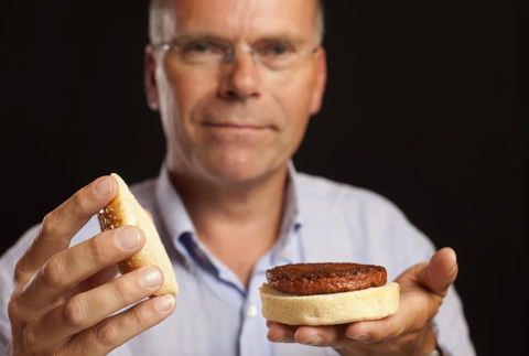 This lab-grown burger was developed by Professor Mark Post of Maastricht University in the Netherlands. David Parry/PA Wire/AP Bánh mì kẹp thịt được nuôi cấy trong phòng thí nghiệm - Ảnh: David Parry/PA Wire/AP