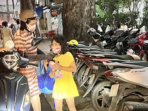 Đổi mới thi, kiểm tra sẽ hạn chế học thêm- Ảnh 2. Phụ huynh đưa con em đi học thêm tại một trung tâm ở TP.HCM (chụp ngày 22-11) - Ảnh: NAM SƠN