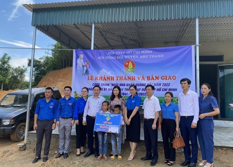 Niềm vui trong những ngôi nhà 'Khăn quàng đỏ' tặng học sinh nghèo- Ảnh 1. Tỉnh đoàn Thanh Hóa và Huyện đoàn Như Thanh trao tặng kinh phí xây dựng ngôi nhà “Khăn quàng đỏ” cho học sinh nghèo ở huyện Như Thanh - Ảnh: HÀ ĐỒNG.
