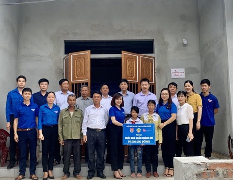Niềm vui trong những ngôi nhà 'Khăn quàng đỏ' tặng học sinh nghèo- Ảnh 3. Huyện đoàn Thọ Xuân (Thanh Hóa) cùng nhà hảo tâm trao tặng kinh phí xây dựng ngôi nhà “Khăn quàng đỏ” cho học sinh nghèo trên địa bàn huyện - Ảnh: HÀ ĐỒNG