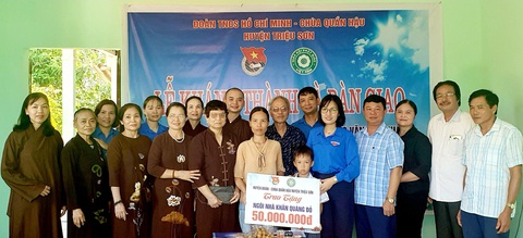 Niềm vui trong những ngôi nhà 'Khăn quàng đỏ' tặng học sinh nghèo- Ảnh 2. Huyện đoàn Triệu Sơn (Thanh Hóa) cùng nhà hảo tâm trao tặng kinh phí xây dựng ngôi nhà “Khăn quàng đỏ” cho học sinh nghèo trên địa bàn huyện - Ảnh: HÀ ĐỒNG.