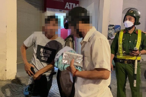 Chửi thề, bỏ xe đi về khi bị yêu cầu thổi nồng độ cồn- Ảnh 2. Hai người đàn ông liên tục chửi bới, văng tục với tổ công tác - Ảnh: KHẮC HIẾU