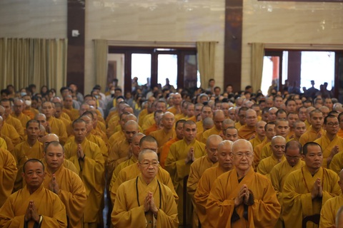 Những giọt nước mắt trong buổi tưởng niệm nạn nhân tai nạn giao thông 2023- Ảnh 3. Buổi lễ diễn ra tại Việt Nam Quốc Tự với sự góp mặt của các vị chư tôn, hòa thượng, tăng ni và phật tử cùng làm lễ cầu siêu cho các nạn nhân tử vong vì tai nạn giao thông - Ảnh: NGỌC QUÝ