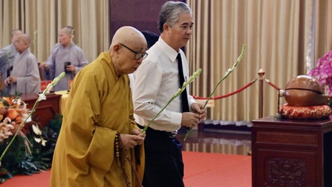Những giọt nước mắt trong buổi tưởng niệm nạn nhân tai nạn giao thông 2023- Ảnh 2. Ông Ngô Minh Châu (áo trắng) cùng các vị trụ trì, hòa thượng làm lễ dâng hoa tại buổi lễ - Ảnh: TIẾN QUỐC