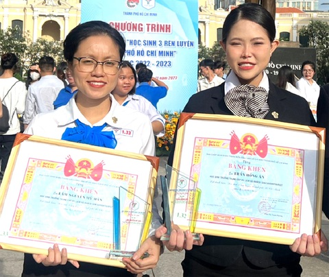 Đừng sợ lội ngược dòng- Ảnh 1. Lâm Nguyễn Mỹ Hân (trái) và Trần Hồng Ân vừa được tuyên dương “Học sinh 3 rèn luyện” cấp TP.HCM năm 2023 - Ảnh: NVCC