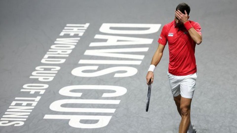 Tin tức thể thao sáng 26-11: Sinner hạ Djokovic đưa Ý vào chung kết Davis Cup; Arsenal lên đầu bảng- Ảnh 1. Djokovic thất vọng sau khi thất bại trước Sinner - Ảnh: Getty