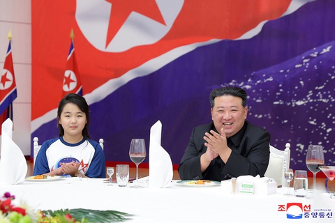 'Thiên la địa võng' của ông Kim Jong Un- Ảnh 1. Nhà lãnh đạo Kim Jong Un và con gái dự tiệc chúc mừng việc phóng thành công vệ tinh trinh sát - Ảnh: AFP