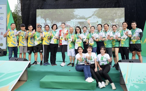 Hoa hậu Đoàn Thiên Ân chạy Giải Bình Phước marathon 2023- Ảnh 6. Hoa hậu Đoàn Thiên Ân giao lưu với người hâm mộ - Ảnh: HỮU HẠNH