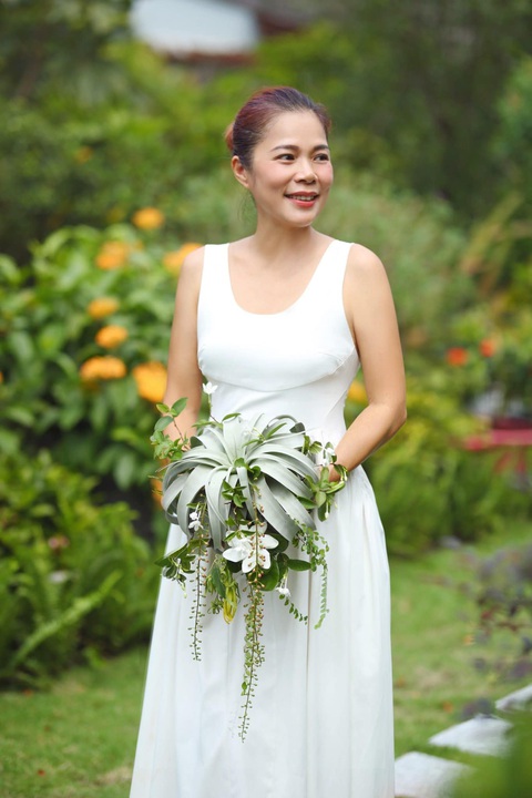Nữ ca sĩ có tuổi thơ cực nhọc thành ‘đại gia làm nông' giữa Sài Gòn- Ảnh 3. Nữ ca sĩ khoe khoảnh khắc xinh đẹp, hạnh phúc trên mảnh vườn tự tay chăm sóc