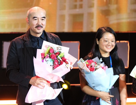 Đạo diễn Hà Lệ Diễm và đạo diễn Bùi Thạc Chuyên cùng nhận giải đạo diễn xuất sắc tại Liên hoan phim Việt Nam 2023. Họ là hai thế hệ của TPD (Trung tâm phát triển tài năng điện ảnh trẻ do Bùi Thạc Chuyên sáng lập) - Ảnh: Mai Vinh Đạo diễn Hà Lệ Diễm và đạo diễn Bùi Thạc Chuyên cùng nhận giải Đạo diễn xuất sắc tại Liên hoan phim Việt Nam 2023. Họ là hai thế hệ của TPD (Trung tâm phát triển tài năng điện ảnh trẻ, do Bùi Thạc Chuyên sáng lập) - Ảnh: MAI VINH