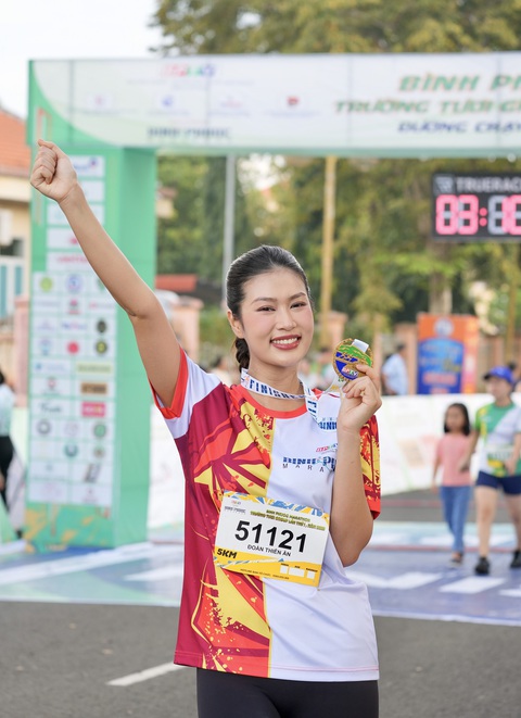 Hoa hậu Đoàn Thiên Ân chạy Giải Bình Phước marathon 2023- Ảnh 5. Hoa hậu Đoàn Thiên Ân với huy chương hoàn thành cự ly 5km - Ảnh: HỮU HẠNH