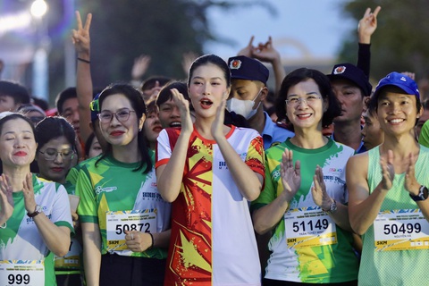 Hoa hậu Đoàn Thiên Ân chạy Giải Bình Phước marathon 2023- Ảnh 3. Hoa hậu Đoàn Thiên Ân tham gia chạy khi trời chưa sáng hẳn - Ảnh: N.H.