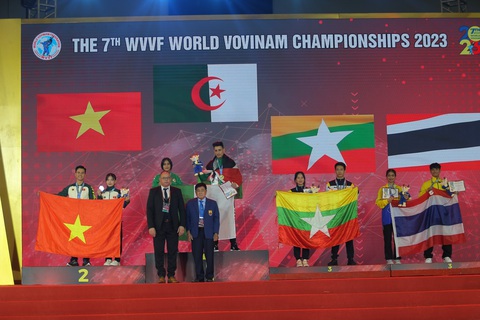 Algeria đánh bại Việt Nam để giành HCV vovinam thế giới- Ảnh 1. Đôi Algeria giành HCV sau khi vượt qua Việt Nam ở nội dung tự vệ nữ - Ảnh: GIANG LÊ