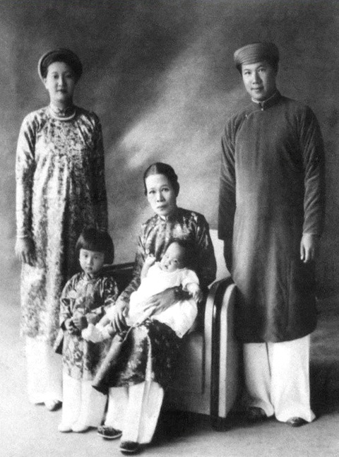 Bí ẩn mỹ nhân nội cung vua Khải Định - Kỳ 3: Từ người giúp việc đến bậc mẫu nghi- Ảnh 1. Đoan Huy Hoàng thái hậu cùng gia đình Hoàng đế Bảo Đại trước năm 1945 - Ảnh tư liệu