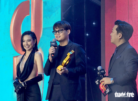 Thùy Tiên, Trường Giang trao giải cho anh Ngô Đức Duy - người đoạt giải Nhà sáng tạo nội dung của năm - Ảnh: MI LY Thùy Tiên, Trường Giang trao giải cho anh Ngô Đức Duy - người đoạt giải Nhà sáng tạo nội dung của năm - Ảnh: MI LY