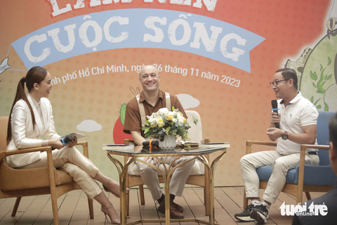Anh Tây Jesse Peterson ra mắt cuốn sách thứ 3 viết bằng tiếng Việt- Ảnh 1. Tác giả Jesse Peterson (giữa) và nhà báo Nguyễn Văn Tiến Hùng (Tuổi Trẻ Cười - bìa phải) - Ảnh: HỒ LAM
