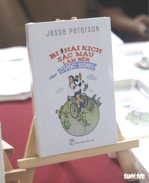 Anh Tây Jesse Peterson ra mắt cuốn sách thứ 3 viết bằng tiếng Việt- Ảnh 2. Quyển sách "Bi hài kịch - sắc màu làm nên cuộc sống" - Ảnh: HỒ LAM