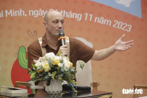 Anh Tây Jesse Peterson ra mắt cuốn sách thứ 3 viết bằng tiếng Việt- Ảnh 3. Ngoài công việc viết báo, viết sách, Jesse Peterson hiện đang là một giáo viên tiếng Anh - Ảnh: HỒ LAM