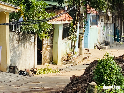 Nhiều nhà dân bị sụt lún sau khi hàng xóm khoan giếng- Ảnh 1. Trước cửa cổng nhà ông Minh đã bị sụt lún khoảng 50-60cm - Ảnh: QUANG THẾ