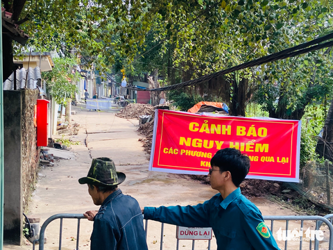 Nhiều nhà dân bị sụt lún sau khi hàng xóm khoan giếng- Ảnh 2. Khu vực xảy ra sụt lún đã được phong tỏa - Ảnh: QUANG THẾ