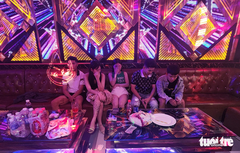 Phát hiện 30 người dương tính với chất ma túy trong quán karaoke miền Tây- Ảnh 1. Cảnh sát phát hiện nhiều người dương tính với chất ma túy trong quán karaoke - Ảnh: HOÀI ANH
