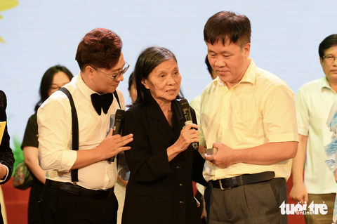 Má Ngọc, mẹ của cô Hướng Dương (người sáng lập Thư viện sách nói) trở thành đôi chân chở cô đi mọi nơi để hoàn thành ý nguyện đem Má Ngọc, mẹ của Hướng Dương (người sáng lập Thư viện sách nói) từng trở thành đôi chân chở con gái đi mọi nơi để hoàn thành ý nguyện đem "ánh sáng" đến cho người mù - Ảnh: HẢI QUỲNH