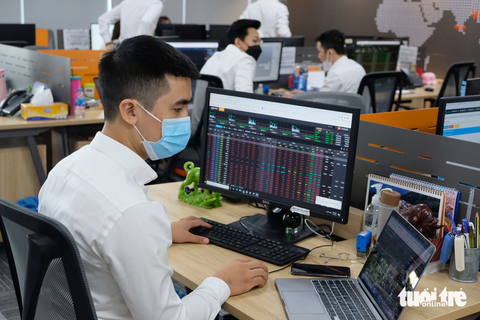 Khối ngoại bán ròng, nhà đầu tư trong nước chưa dám mạnh tay mua chứng khoán- Ảnh 1. Thị trường chứng khoán liên tục biến động khiến tâm lý của nhiều nhà đầu tư trở nên bất an, đặc biệt vào những lúc sắp kết phiên giao dịch - Ảnh: BÔNG MAI