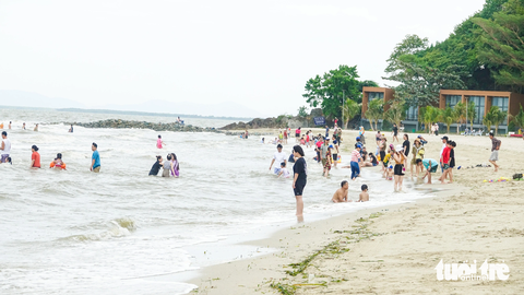 Cảnh đẹp, món ngon ở Hà Tiên ‘níu chân’ du khách Campuchia- Ảnh 2. Khách du lịch trong và ngoài nước đến TP Hà Tiên vui chơi - Ảnh: CHÍ CÔNG