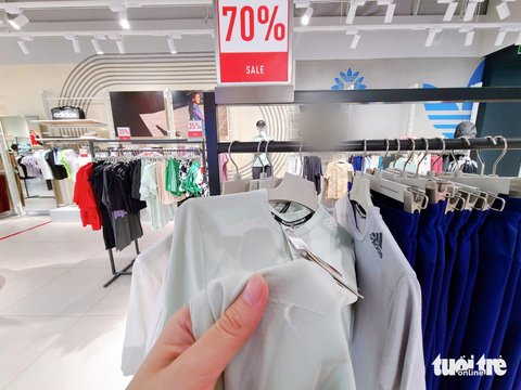 Nhiều người thất vọng với hàng giảm giá dịp Black Friday- Ảnh 1. Nhiều người thất vọng tay trắng ra về khi tìm mua hàng siêu giảm giá dịp Black Friday - Ảnh: NHẬT XUÂN