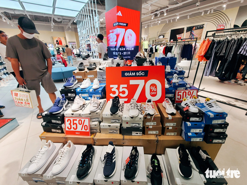 Nhiều người thất vọng với hàng giảm giá dịp Black Friday- Ảnh 2. Nhiều thương hiệu treo biển giảm giá sâu nhưng chỉ số ít hàng có mức giảm được như quảng cáo - Ảnh: NHẬT XUÂN