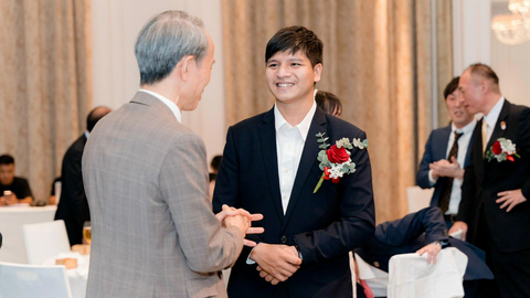 Bác sĩ trẻ mắc bệnh hiếm, dành thời gian giúp nhiều trẻ cùng cảnh ngộ- Ảnh 1. Bác sĩ Huy trong một buổi lễ ký kết hợp tác nhằm cải thiện khả năng tiếp cận thuốc cho những bệnh nhân mắc bệnh hiếm tại Việt Nam - Ảnh: Nhân vật cung cấp