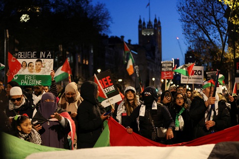 Biểu tình lớn ủng hộ Palestine ở London, Vương quốc Anh, ngày 25-11 - Ảnh: REUTERS Biểu tình lớn ủng hộ Palestine ở London, Vương quốc Anh, ngày 25-11 - Ảnh: REUTERS