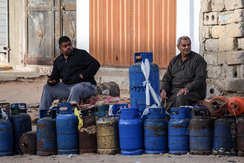 Người dân Palestine ngồi chờ bơm đầy các bình gas để nấu ăn ở gần cửa khẩu Rafah, ngày 25-11. Xe tải chở viện trợ, bao gồm nhiên liệu, thực phẩm và thuốc men, bắt đầu di chuyển vào Gaza qua cửa khẩu Rafah từ Ai Cập ngay sau khi lệnh ngừng bắn có hiệu lực từ sáng 24-11 - Ảnh: AFP Người dân Palestine ngồi chờ bơm đầy các bình gas để nấu ăn ở gần cửa khẩu Rafah, ngày 25-11. Xe tải chở viện trợ, bao gồm nhiên liệu, thực phẩm và thuốc men, bắt đầu di chuyển vào Gaza qua cửa khẩu Rafah từ Ai Cập ngay sau khi lệnh ngừng bắn có hiệu lực từ sáng 24-11 - Ảnh: AFP