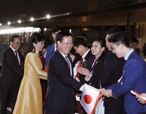 Chủ tịch nước Võ Văn Thưởng đến Tokyo, bắt đầu chuyến thăm 4 ngày Nhật Bản- Ảnh 2. Chủ tịch nước Võ Văn Thưởng và phu nhân được chào đón tại Nhật Bản - Ảnh: TTXVN