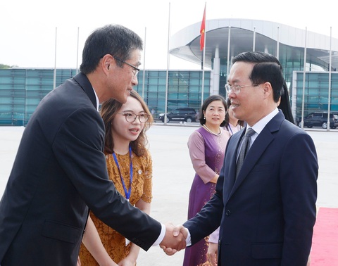 Đại biện, Phó đại sứ Nhật Bản tại Việt Nam Watanabe Shige ra tiễn Chủ tịch nước Võ Văn Thưởng và phu nhân tại sân bay Nội Bài - Ảnh: TTXVN Đại biện, Phó đại sứ Nhật Bản tại Việt Nam Watanabe Shige ra tiễn Chủ tịch nước Võ Văn Thưởng và phu nhân tại sân bay Nội Bài - Ảnh: TTXVN