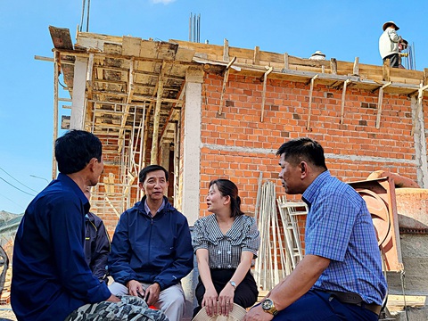 Dân đồng thuận, đẩy nhanh tiến độ cao tốc Bắc - Nam- Ảnh 7. Phút nghỉ ngơi của những hộ dân đầu tiên xây dựng nhà tại khu tái định cư Đồng Bà Thơi (Quảng Ngãi)